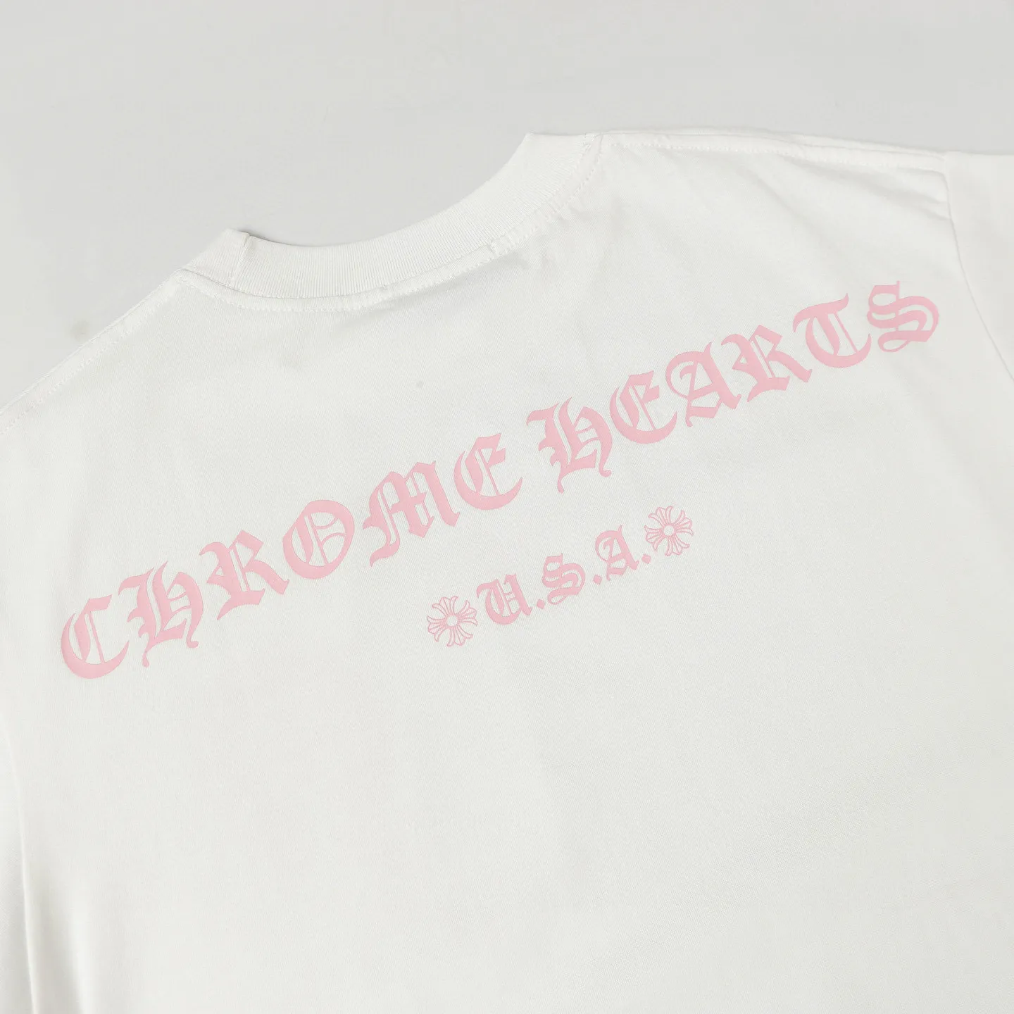 🅿️170 CHROME HEARTS/Chrome Heart CH Sanskrit printed short-sleeved T-shirt The fabric is made of 280g heavy combed cotton, customized with 32 count 1*1 threads, and washed twice for ready-to-wear. The fabric is comfortable and skin-friendly without any strange feeling. Custom-dyed fabric, with high textile density, good drape, and not easy to deform. The thick texture and tight spinning process will not affect the breathability of the fabric. The color saturation is very high. Imported digital direct-injection printing technology. A versatile and good-looking short-sleeve. The loose version covers the flesh and makes you look slimmer. It is the same style for men and women. It has three complete standards. Color: Black-White Size: XS-L
